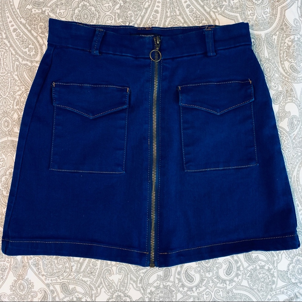 Retro style zipped denim skirt